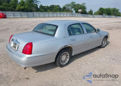 2002 Lincoln Town Car Signature z USA, uszkodzony, nr VIN 1LNHM82W92Y644152